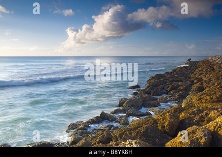 Wellen plätschern an Speightstown oder "Kleine Bristol" Waterfront, zweitgrößte Stadt in Barbados Stockfoto