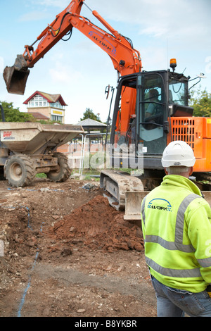 JCB entladen Erde in einem Muldenkipper in England, UK. Stockfoto