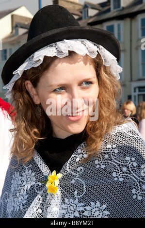 März 1. St Davids Tag eine junge Frau in Welsh National Kostüm Wales UK - tragen einen traditionellen Spitzen hohen schwarzen Hut getrimmt Stockfoto