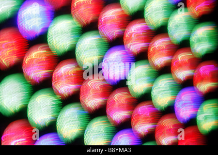abstrakte Reihe von vielen bunten blinkenden bunten Lichterketten Panel in Diskothek Stockfoto