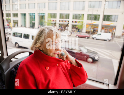 Portrait einer älteren Frau in einem Bus Berlin Deutschland. Stockfoto