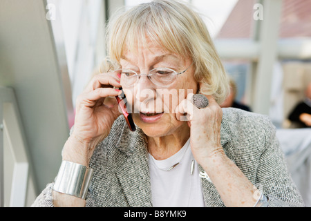 Portrait einer älteren Frau in einem Restaurant Berlin Deutschland. Stockfoto