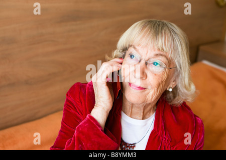 Portrait einer älteren Frau in einem Hotel Berlin Deutschland. Stockfoto