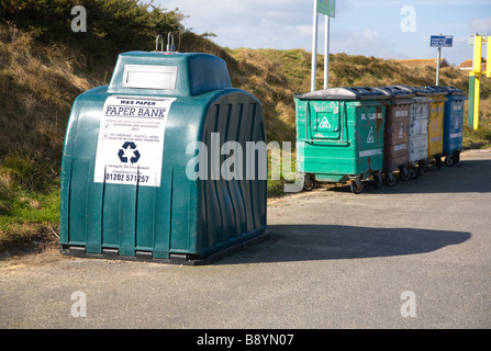 Solent Meads Recycling Zentrum, Bournemouth, Dorset. VEREINIGTES KÖNIGREICH. Papier-Bank und Wheelie-Behälter für Glas, Kunststoff und Aluminium-Dosen. Stockfoto