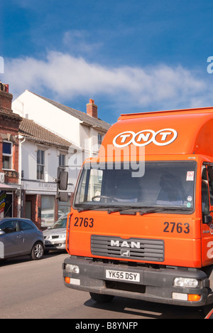 Ein TNT Kurier Lieferung LKW Fahrzeug liefern Pakete bei der Arbeit in einer uk-Straße Stockfoto