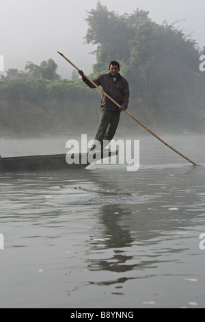 Spotting Krokodil auf Kanutour am Rapti Fluss im Royal Chitwan Nationalpark Nepal Stockfoto