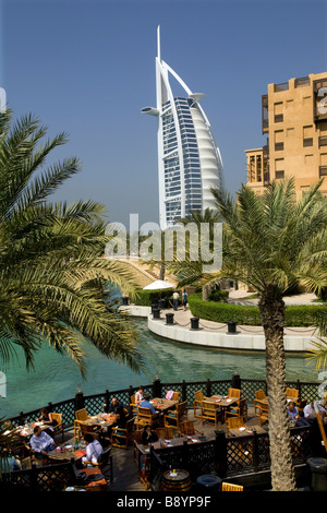 Burj al Arab Hotel, Madinat Komplex, Jumeirah Beach, Dubai, Vereinigte Arabische Emirate Stockfoto