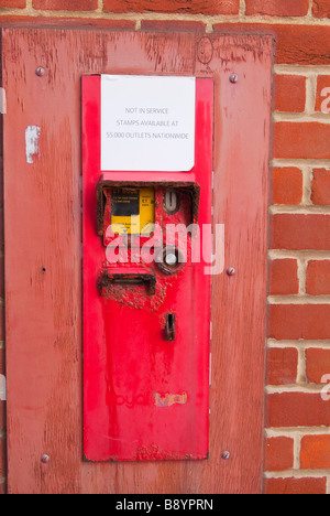 Eine Nahaufnahme von eine alte Briefmarke-Automaten mit einem Schild auf besagt nicht im Dienst außerhalb einer britischen Post Stockfoto