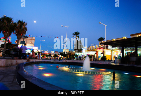 In der Nacht der Hauptstraße (Leoforos Xenodochion) in Protaras / Fig Tree Bay auf Zypern erwacht zum Leben Stockfoto