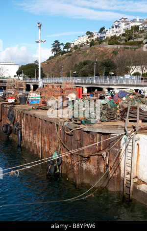 Torquay Harbourside mit Angeln Utensilien und den Hügeln in den Hintergrund, Torquay, South Devon Stockfoto