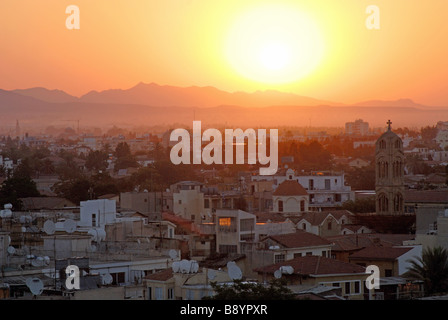 NIKOSIA, ZYPERN. Sonnenaufgang über der Stadt, vom südlichen Nikosia gesehen. Die Kyrenia-Gebirge ist in der Ferne. 2008. Stockfoto