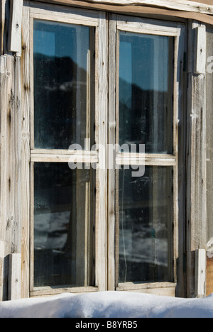 Fenster, Shackletons Nimrod-Expedition Hütte, Kap Royds Rossmeer, Antarktis. Stockfoto