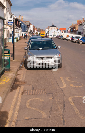 Ein Auto geparkt illegal in eine Bushaltestelle auf doppelte gelbe Linien anzeigen einen Parkschein auf Windschutzscheibe Erteilung eine Geldstrafe zu zahlen Stockfoto