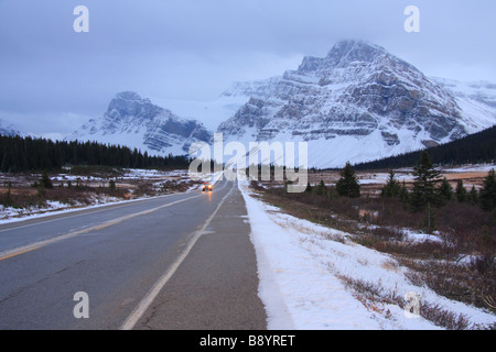 Straße durch die Rocky Mountains im Banff National Park Stockfoto