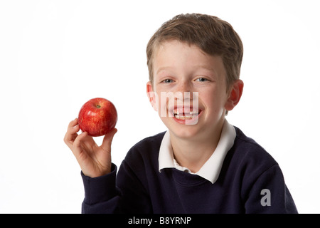 Junge Kind mit Apfel und keine Vorderzähne. weißen Hintergrund. Stockfoto