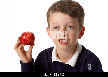 Junge Kind mit Apfel und keine Vorderzähne. weißen Hintergrund. Stockfoto