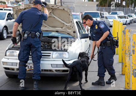 U S Zoll- und Einwanderungsbehörden Agenten am Grenzübergang Tijuana Mexiko U S San Diego Kalifornien Stockfoto