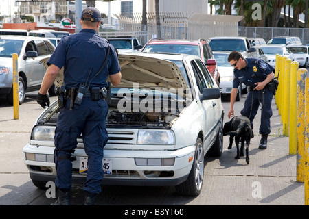 U S Zoll- und Einwanderungsbehörden Agenten am Grenzübergang Tijuana Mexiko U S San Diego Kalifornien Stockfoto