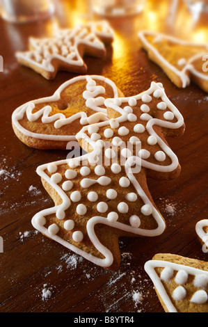 Frisch gebackene, würzige weihnachtskekse in festlicher Umgebung Ein Holztisch Stockfoto