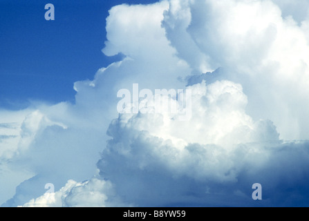 Schöne Cumulus Wolkenbildung in den italienischen Himmel über Le Marche Stockfoto