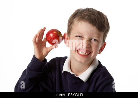 Junge Kind mit Apfel und keine Vorderzähne. weißen Hintergrund. Stockfoto