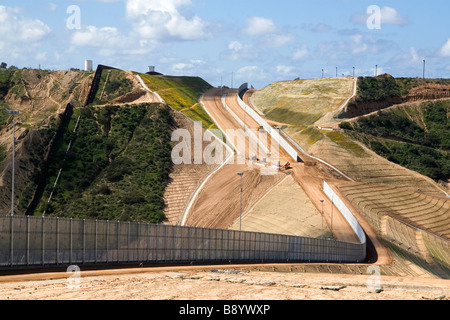 Bau des Sicherheitszauns, die verhindert, illegale Immagrant Kreuzungen an der U-S-mexikanischen Grenze bei San Diego in Kalifornien dass Stockfoto