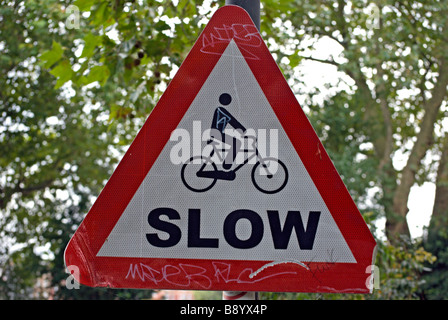 britischen roten und weißen dreieckigen Schild Warnung Rennradfahrer, gehen langsam Stockfoto