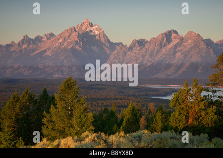 Tagesansicht Bruch des ersten Lichts auf Teton Range von Signal Mountain, Grand-Teton-Nationalpark, Wyoming, USA Stockfoto