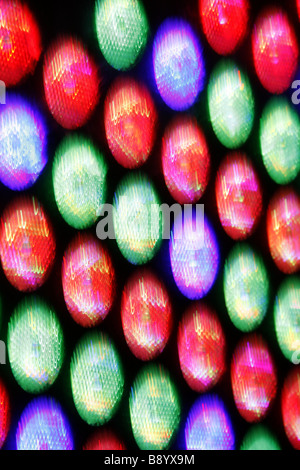 abstrakte Reihe von vielen bunten blinkenden bunten Lichterketten Panel in Diskothek Stockfoto
