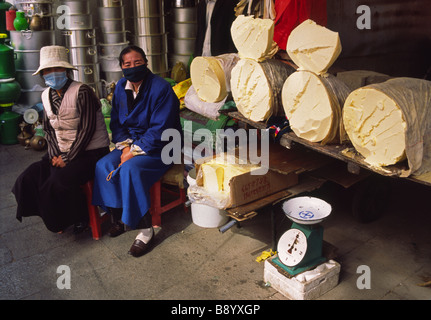 Tibetische Frauen verkaufen Yak-Butter im lokalen Markt in der Nähe von Barkhor, Lhasa, Tibet Stockfoto