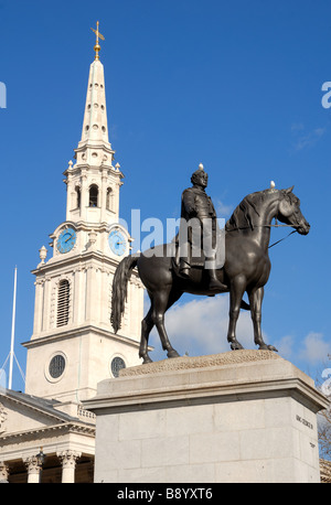 George vierte Statue und St.Martins in der Feld-Kirche Stockfoto