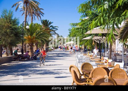 GEHWEG DIREKT AM MEER IN PUERTO POLLENSA AUF MALLORCA Stockfoto