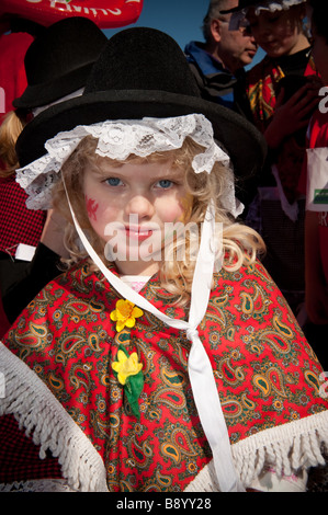 1. März, St Davids Tag eine junge blonde behaarte Mädchen tragen traditionelle Tracht Welsh Spitzen schwarzen Hut, Wales UK getrimmt Stockfoto