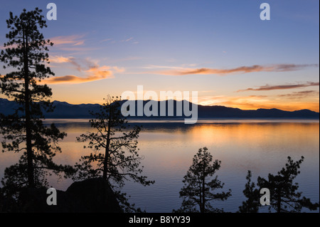 Sonnenuntergang vom Logan schwärmen Vista Point off Highway 50, Zephyr Cove, Lake Tahoe, Nevada, USA Stockfoto