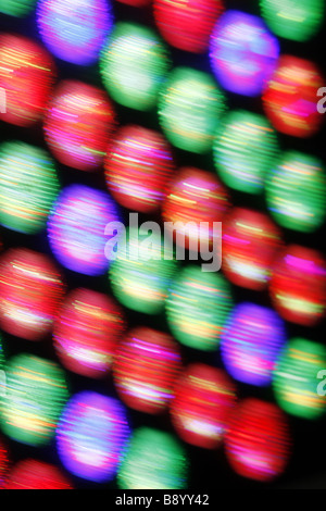 abstrakte Reihe von vielen bunten blinkenden bunten Lichterketten Panel in Diskothek Stockfoto