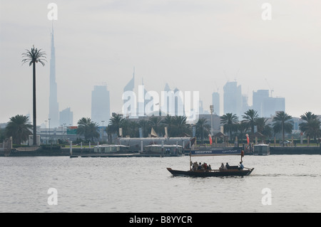 Creek und Stadt Skyline von Dubai, Vereinigte Arabische Emirate Stockfoto
