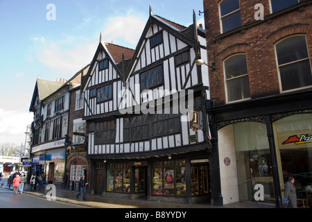 Alte hölzerne Tudorstil fronted Fassade auf Ladenfront, die Schuhe während der Kreditkrise in York UK England verkauft Stockfoto