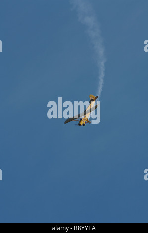 Stunt pilot fliegen Piper Cub auf historischen Rhinebeck Aerodrome, Hudson Valley Stockfoto