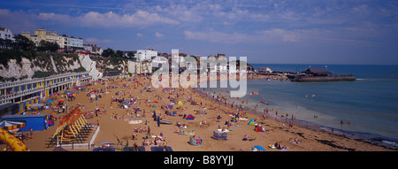 Panorama-Blick auf einem überfüllten Viking Bay Strand an einem sonnigen Sommertag Broadstairs.Thanet. Kent. SE England. UK Stockfoto