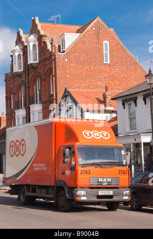 Ein TNT Kurier Lieferung LKW Fahrzeug liefern Pakete bei der Arbeit in einer uk-Straße Stockfoto