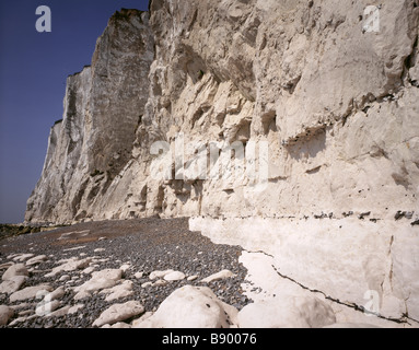 Blick auf die Klippen nördlich von St. Margaret s am Cliff Teil des White Cliffs of Dover mit großen Steinen im Vordergrund Stockfoto