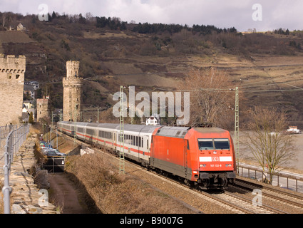 E-Lokomotive der Baureihe 101 der Baureihe 101 132-9, die einen Intercity-Express-Personenverkehr in Oberwesel im Rheintal befördert. Stockfoto