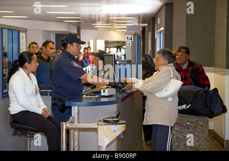 Einwanderer zeigen Identifikation eingeben U S der Einreise an der Grenze von Tijuana Baja Mexiko San Diego California Stockfoto