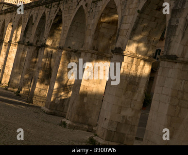 Aquaduct auf dem Platz Piazza Garibaldi Sulmona Abruzzo Palio Stockfoto