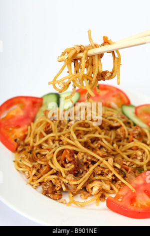 Huhn, Knoblauch und Chili Nudeln mit Salat aus Tomaten und Gurken Stockfoto