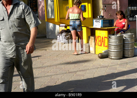 Verkauf von Bier am Straßenrand in Odessa Ukraine Stockfoto