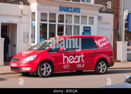 Ein rotes Herz Radio Werbung Firma Auto geparkt in einer uk-Straße Stockfoto