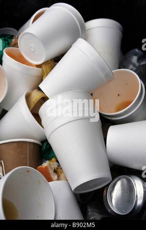 bin voll verwendeten Polystyrol Trinkbecher zu verschwenden Stockfoto