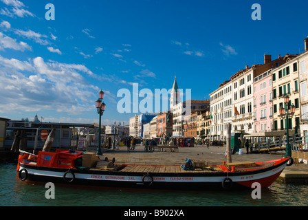 Lieferung Boot am Kanal Rio dei Greci und Strandpromenade der Riva Degli Schiavoni in Venedig Italien Europa Stockfoto