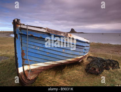 Ein altes Boot mit Hummer-Töpfe auf heilige Insel Stockfoto